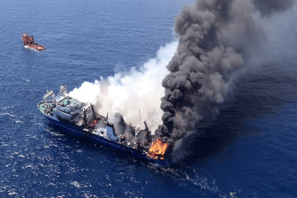 Τεράστια έκρηξη σε πλοίο FSO: Το πλήρωμα κατάφερε να το εγκαταλείψει την τελευταία στιγμή!