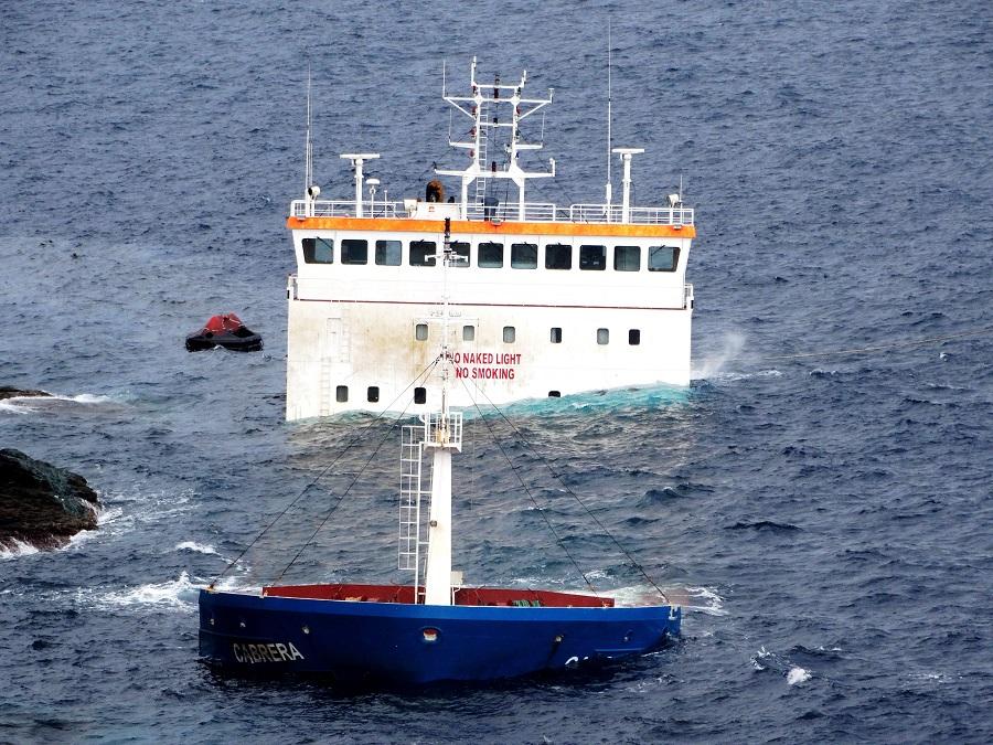 Άνδρος: Ξεκίνησε η επιχείρηση ανέλκυσης του φορτηγού πλοίου Carbera[φωτο]