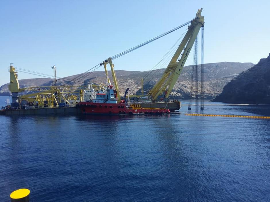 Άνδρος: Ξεκίνησε η επιχείρηση ανέλκυσης του φορτηγού πλοίου Carbera[φωτο]