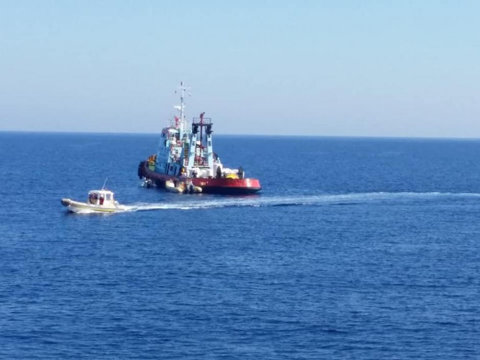 Άνδρος: Ξεκίνησε η επιχείρηση ανέλκυσης του φορτηγού πλοίου Carbera[φωτο]