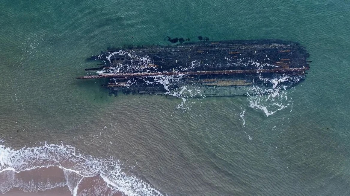 Μυστηριώδες ναυαγισμένο πλοίο του 19ου αιώνα ξεβράστηκε στις ακτές του Καναδά (video & photos)