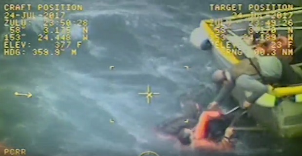 Καπετάνιος αλιευτικού σκάφους πηδάει στα παγωμένα νερά της Αλάσκας για να σώσει συνάδελφο του (video) Καπετάνιος αλιευτικού σκάφους πηδάει στα παγωμένα νερά της Αλάσκας για να σώσει συνάδελφο του (video)