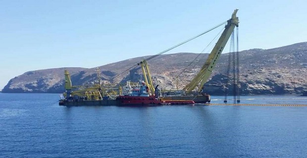 Άνδρος: Ξεκίνησε η επιχείρηση ανέλκυσης του φορτηγού πλοίου Carbera[φωτο]