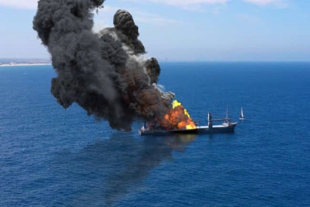 Πλοίο του οποίου είχε απαγορευτεί η είσοδος στην Αυστραλία πήρε φωτιά και βυθίστηκε!