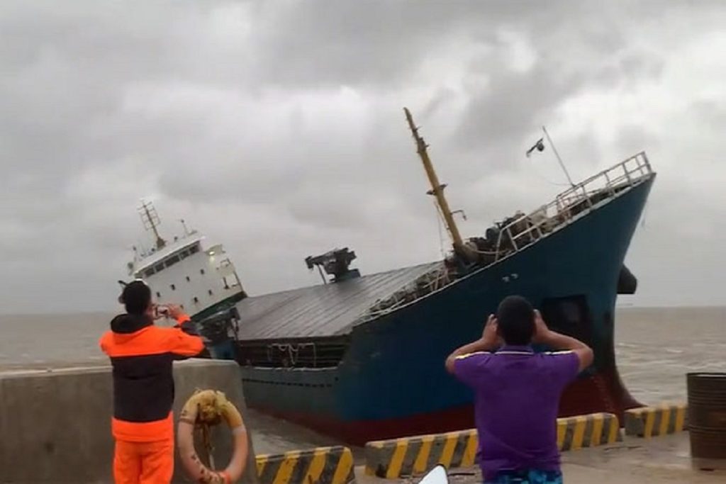 Φορτηγό πλοίο που βρισκόταν σε κίνδυνο έπεσε σε κυματοθραύστη για να μην ανατραπεί! (photo)