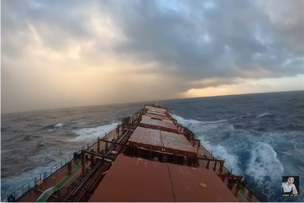 Πως είναι ένα ταξίδι 10 ημερών στον Ειρηνικό ωκεανό με ένα φορτηγό πλοίο; (video)