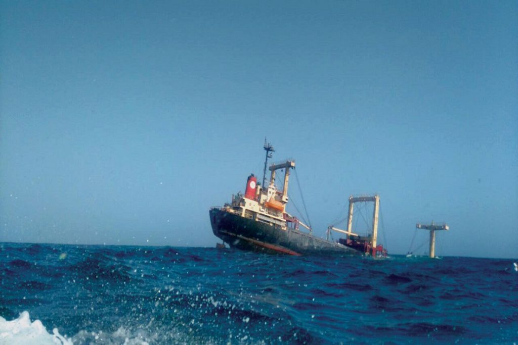 Κινεζικό φορτηγό πλοίο βυθίστηκε στα ανοικτά των ακτών της Σομαλίας - 12 άτομα εγκατέλειψαν το πλοίο