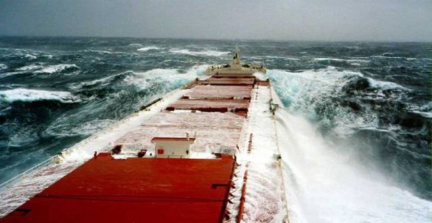 Ακυβέρνητο φορτηγό πλοίο στην Κάρυστο