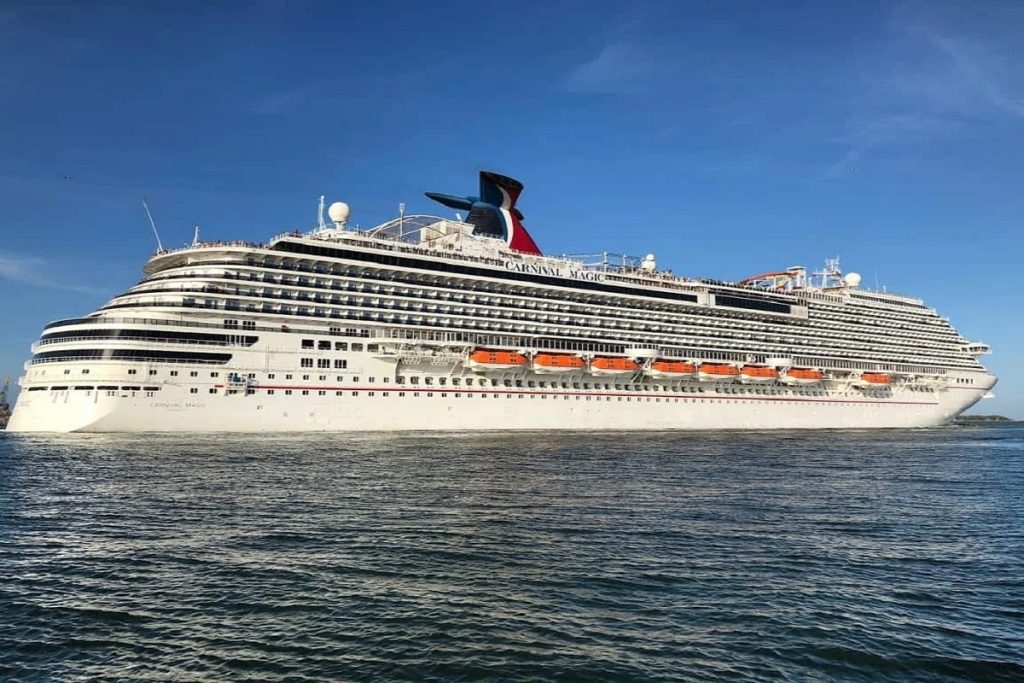 Κρουαζιερόπλοιο Carnival Magic: Τσακωμός και ξύλο στο κλαμπ του πλοίου από 40 επιβάτες! (ΒΙΝΤΕΟ)
