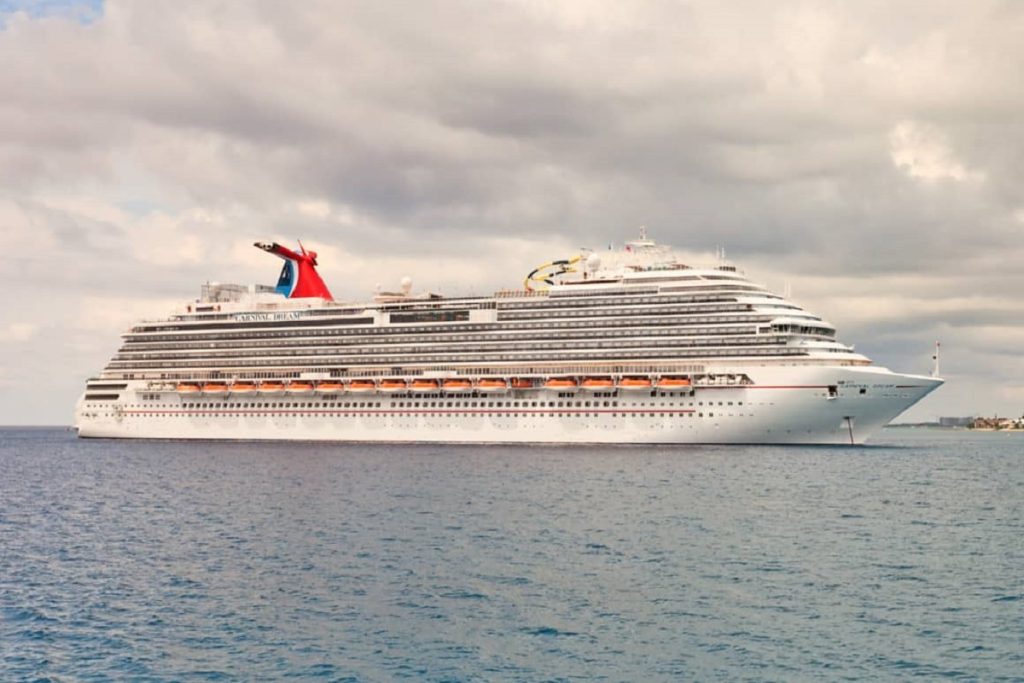 Διακόπηκε η έρευνα για γυναίκα που έπεσε στη θάλασσα από κρουαζιερόπλοιο της Carnival