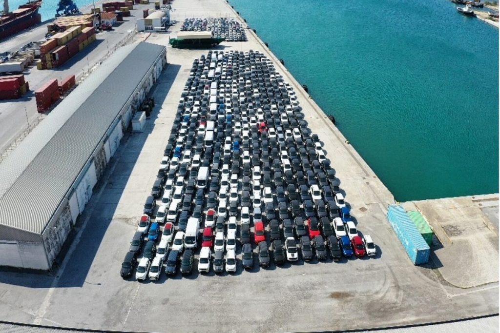 Με ταχύτητα κι ακρίβεια η εκφόρτωση αυτοκινήτων στο λιμάνι του Βόλου