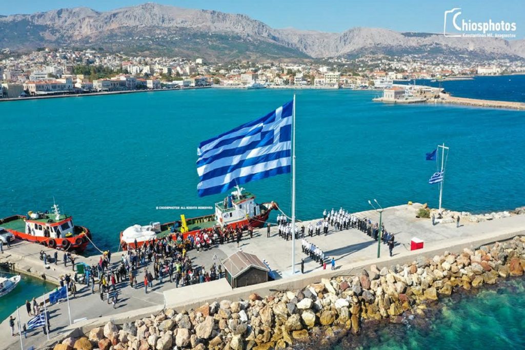 Υψώθηκε η γιγαντιαία Ελληνική Σημαία (150 τμ) στη Χίο (video & photo)