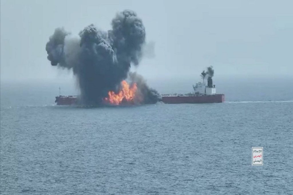 Chios Lion: Η στιγμή που το ελληνικών συμφερόντων πλοίο δέχεται επίθεση (video)