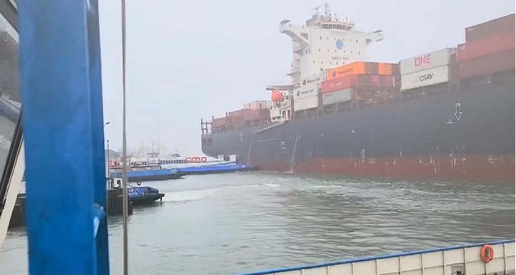 Πλοίο μεταφοράς κοντέινερ 270 μέτρων εμβόλισε επιβατηγό πλοίο