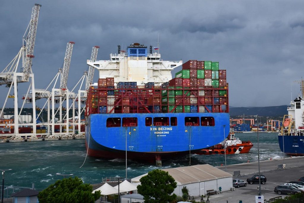 Πλοίο μεταφοράς εμπορευματοκιβωτίων έσπασε του κάβους του λόγω των ισχυρών ανέμων (video)