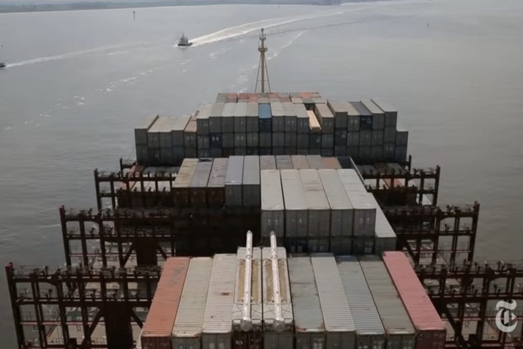 Εν πλω με ένα πλοίο κοντέινερ μήκους 400 μέτρων! (Video)