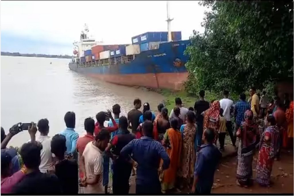 Ινδία: Tουριστικό αξιοθέατο είχε γίνει το πλοίο μεταφοράς κοντέινερ μετά την προσάραξη του (video)