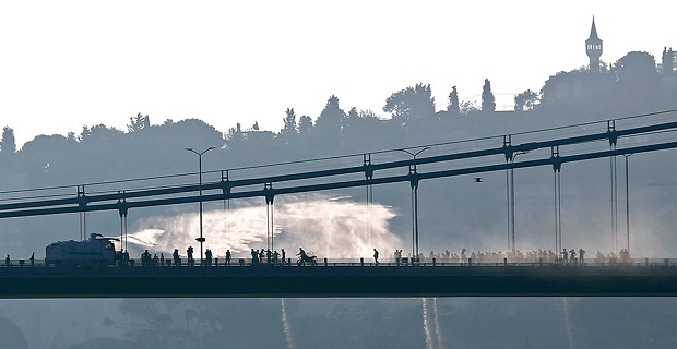 Ανοιχτός και πάλι ο Βόσπορος μετά το αποτυχημένο πραξικόπημα στην Τουρκία Ένα αστυνομικό θωρακισμένο όχημα χρησιμοποιεί ένα κανόνι νερού για να διαλύσει αντικυβερνητικές δυνάμεις στον Βόσπορο