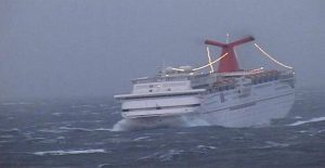 cruise-ship_in_big_storm_