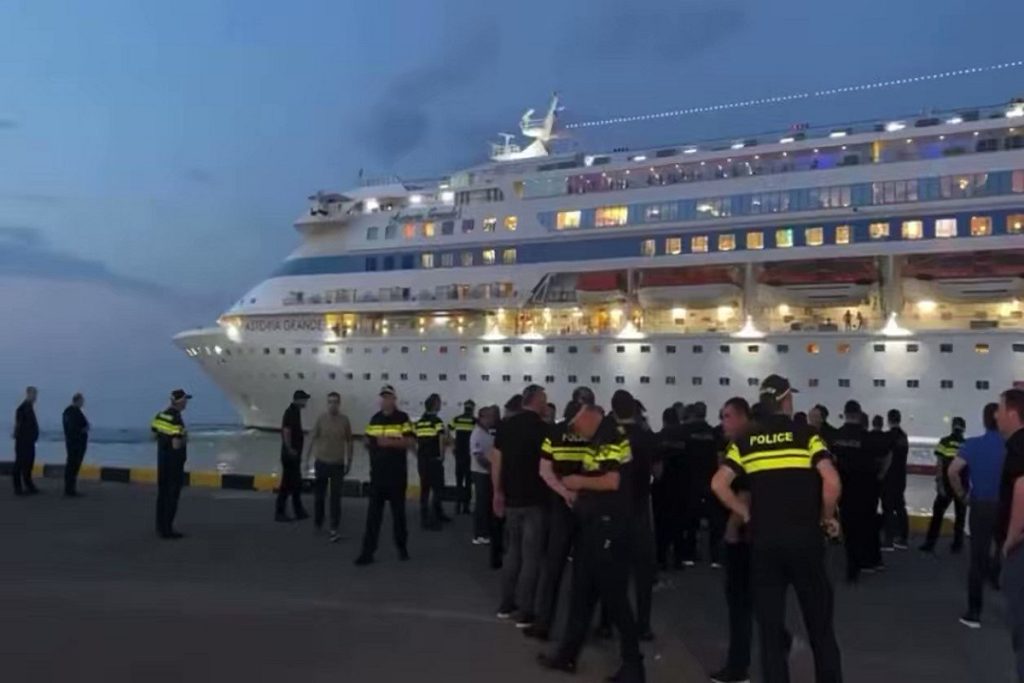 Γεωργιανοί διαδηλωτές εναντίον κρουαζιερόπλοιου με Ρώσους τουρίστες