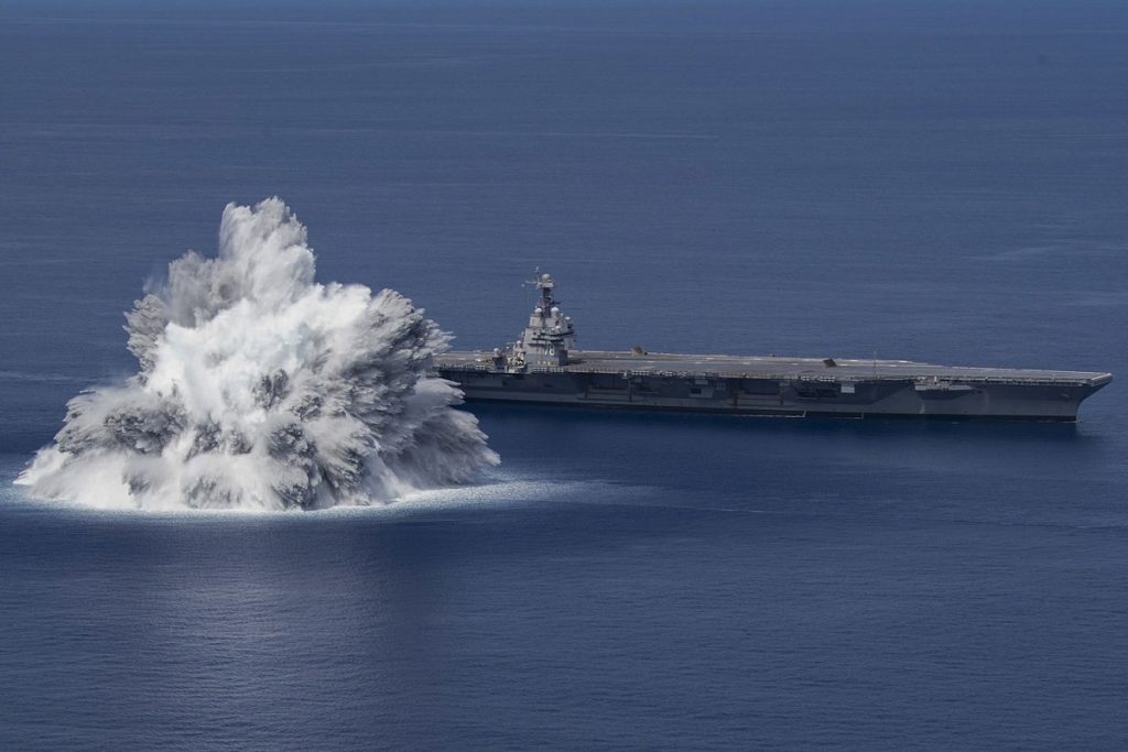 Βίντεο: Το αεροπλανοφόρο USS Ford πραγματοποίησε την πρώτη δοκιμή «σοκ» από ελεγχόμενη έκρηξη