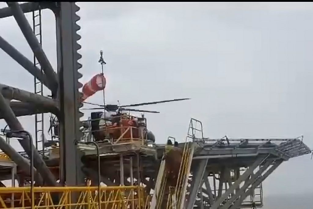 Επείγουσα μεταφορά με ελικόπτερο 11 ανθρώπων από γεωτρύπανο λόγω κύκλωνα Biparjoy (βίντεο)