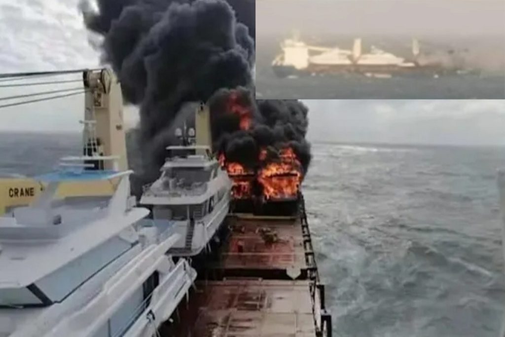 Δύο πολυτελή γιότ καταστράφηκαν από πυρκαγιά που ξέσπασε στο φορτηγό πλοίο που τα μετέφερε