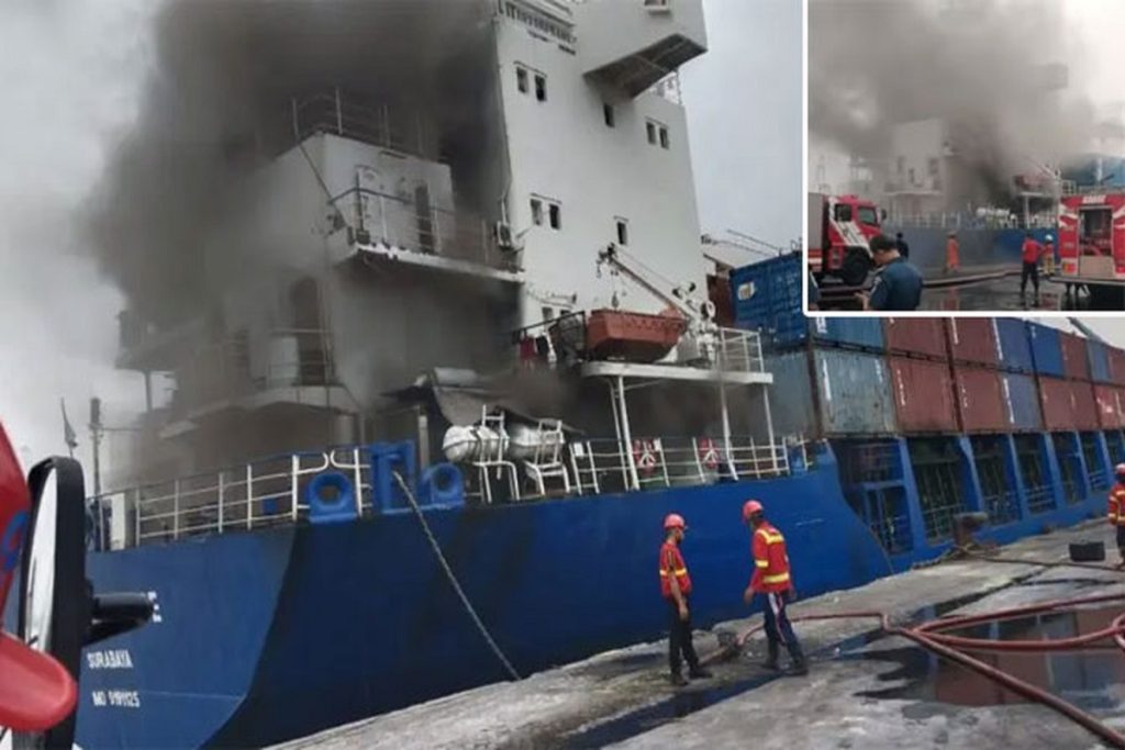 Νέο περιστατικό με πυρκαγιά σε μηχανοστάσιο πλοίου μεταφοράς κοντέινερ- Μάχη δίνουν οι πυροσβέστες (Βίντεο)