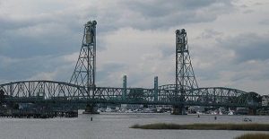 dexamenoploio_epese_panw_se_provlhta_tis_memorial_bridge_