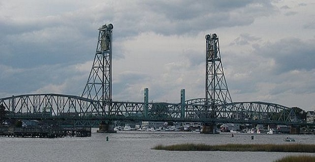 dexamenoploio_epese_panw_se_provlhta_tis_memorial_bridge_