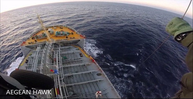 Μεταφορά ασθενούς από δεξαμενόπλοιο με Ελικόπτερο του ΠΝ [βίντεο+ φωτο]