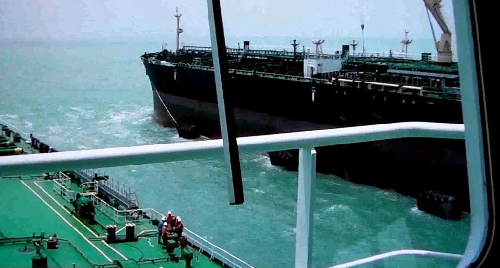 Πρόσδεση πλοίων στη μέση της θάλασσας (sts) (Video)