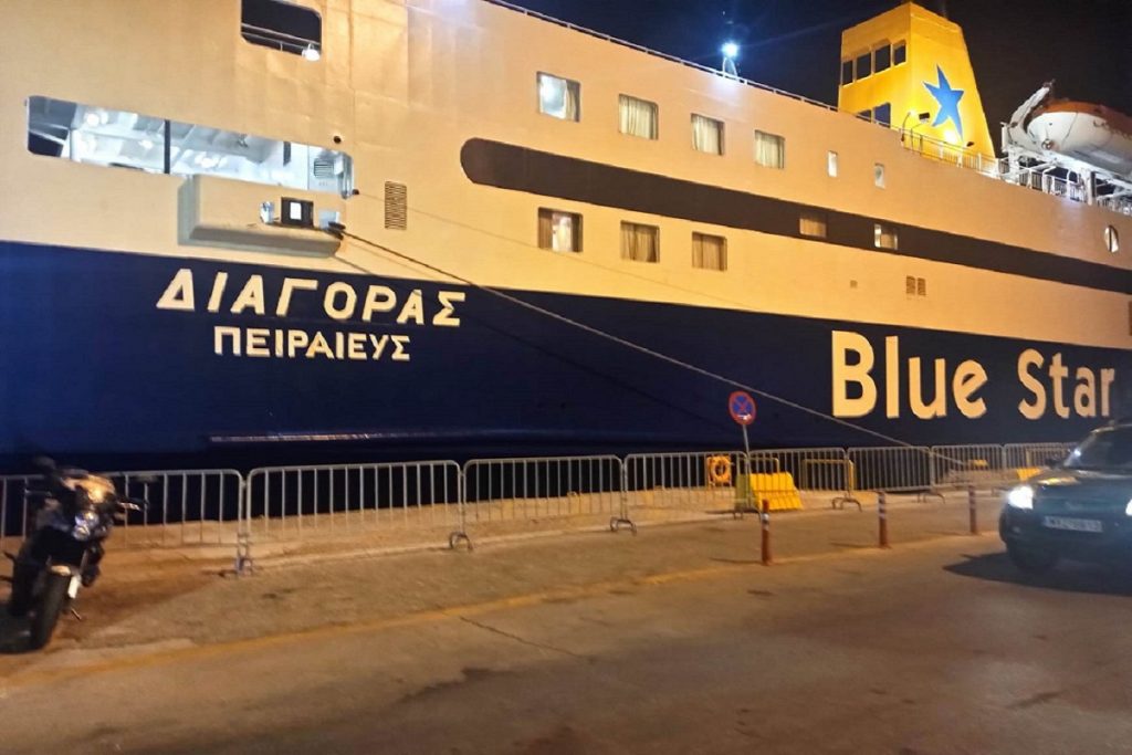 Συναγερμός στο λιμάνι της Μυτιλήνης με καπνό που έβγαινε από φορτηγό μέσα σε πλοίο