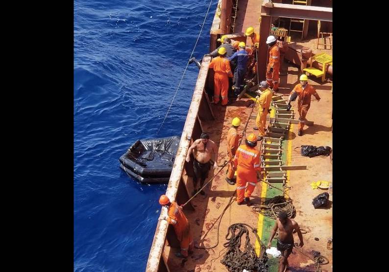 Η Ακτοφυλακή διέσωσε 14 μέλη του πληρώματος και έναν σκύλο από δεξαμενόπλοιο που βυθίστηκε (φωτο)