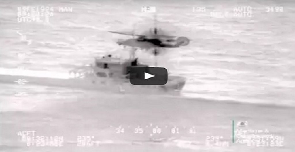 Η διάσωση με ελικόπτερο δυο ναυτικών εν μέσω καταιγίδας (video)