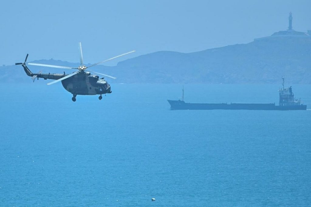 Φορτηγό πλοίο προσάραξε στην κίτρινη θάλασσα εν μέσω σφοδρής κακοκαιρίας - Kαι τα 25 μέλη του πληρώματος το εγκατέλειψαν (video)