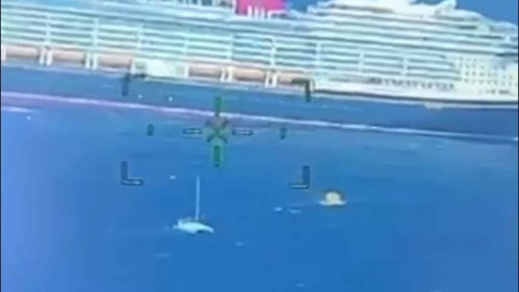 Πως το νεώτερο κρουαζιερόπλοιο της Disney διέσωσε ένα καταμαράν που βυθιζόταν στον Ατλαντικό (Βίντεο)