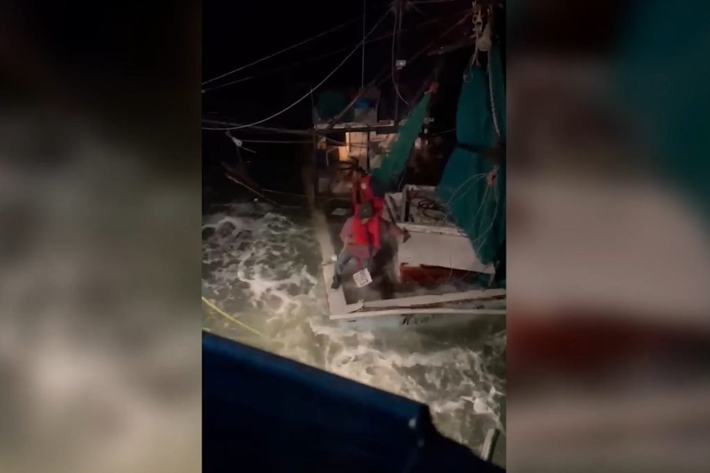 Απίστευτο βίντεο: Ψαράδες εγκαταλείπουν την τελευταία στιγμή το σκάφος τους πριν αυτό βυθιστεί!