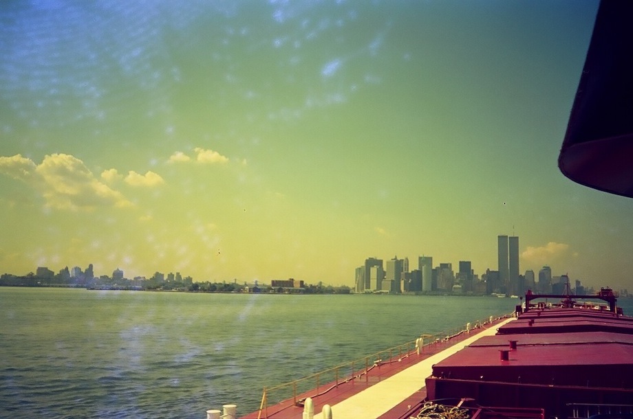 Φωτογραφία ημέρας - A tugs eye view of the Twin Towers