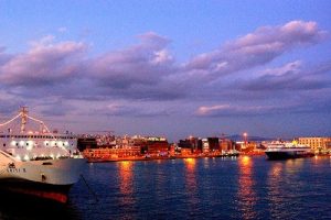 diwxte-tous-peirates-apo-ta-limania-mas