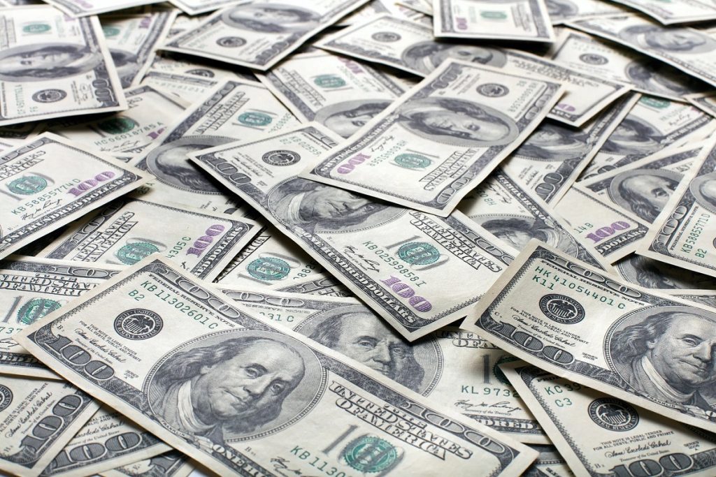 Κιβώτιο με 200.000 δολάρια βρέθηκε να επιπλέει ανοιχτά της Σύμης