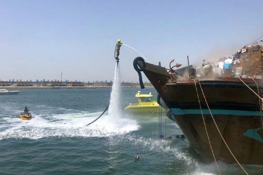 ΒΙΝΤΕΟ: Πως μια πυρκαγιά στο λιμάνι Hamriyah στο Ντουμπάϊ τέθηκε υπό έλεγχο χρησιμοποιώντας το Flyboard!