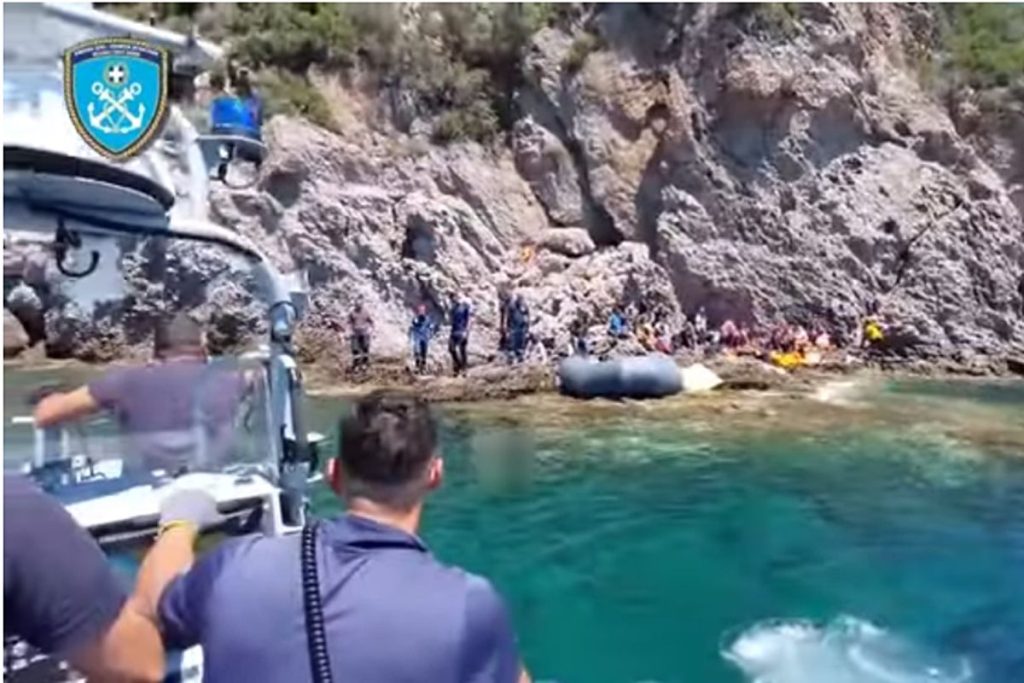 Μυτιλήνη: Το Λιμενικό απεγκλώβισε από βραχώδες σημείο 26 μετανάστες (video)