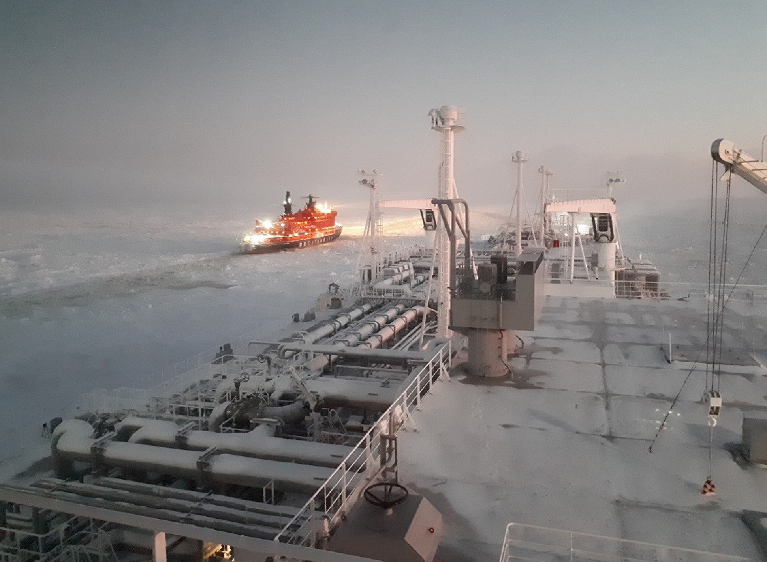 Η θάλασσα είναι όμορφη ακόμα και το χειμώνα. Όταν ο φλοίσβος γίνεται βρυχηθμός που τρομάζει τις ήρεμες αισθήσεις, ακόμα και αυτός ο φόβος που προκαλεί έχει την ομορφιά του. Όταν η θάλασσα αγριεύει και δείχνει το θυμό της, όταν τα γαλάζια νερά ασπρίζουν και θολώνουν