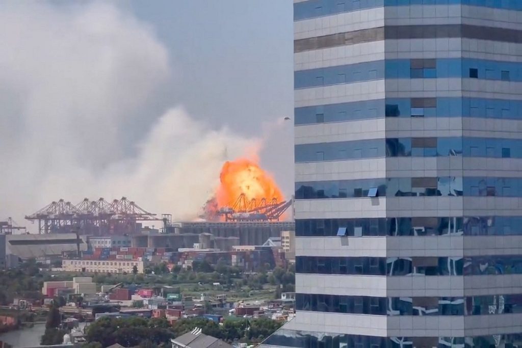 Τεράστια έκρηξη σε πλοίο μεταφοράς κοντέινερ σε ένα από τα μεγαλύτερα λιμάνια στον κόσμο (video)