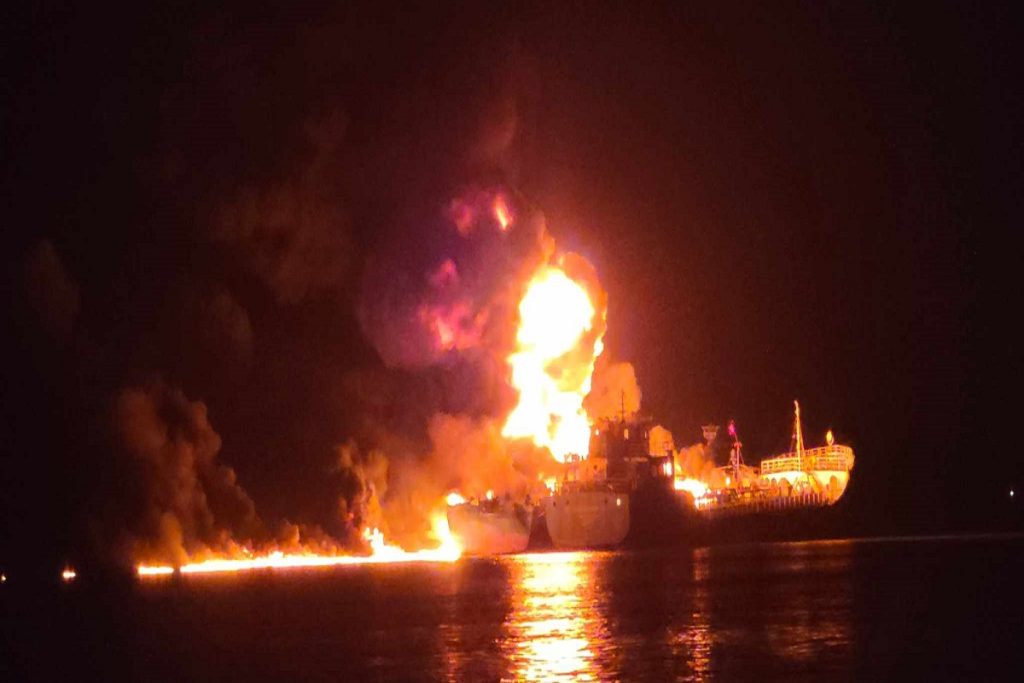 Κολαστήριο έγινε τάνκερ μετά την έκρηξη και την πυρκαγιά κατά την διάρκεια μετάγγισης πετρελαίου σε άλλο πλοίο (video)