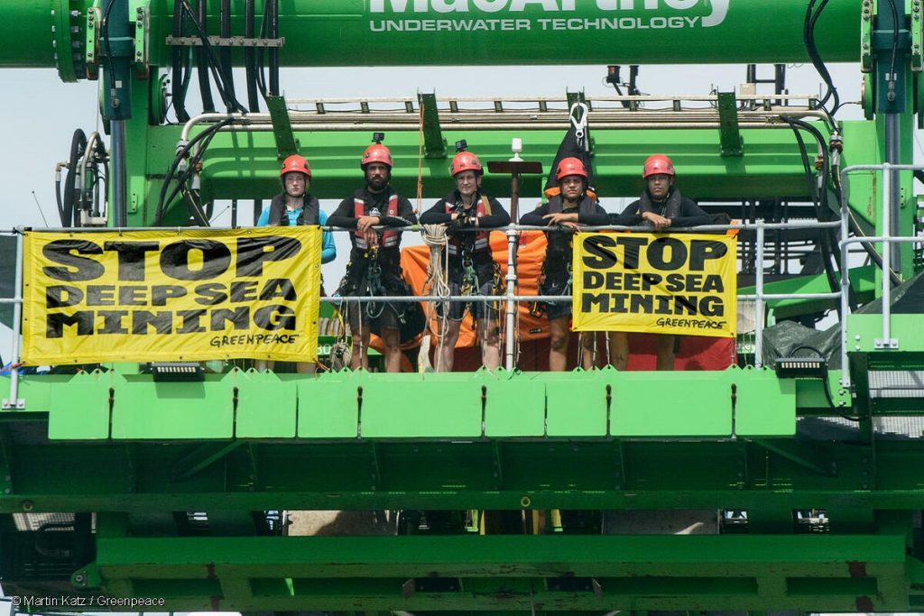 Ακτιβιστές της Greenpeace κατέλαβαν ερευνητικό πλοίο στον Ειρηνικό κοστίζοντας στην εταιρεία 1 εκατομμύριο δολάρια καθημερινά!