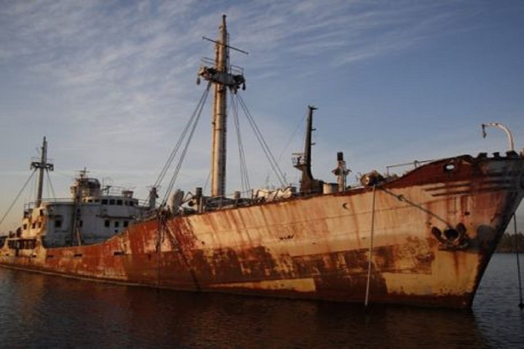 Τα 31 κουφάρια πλοίων που απειλούν τον Αργοσαρωνικό