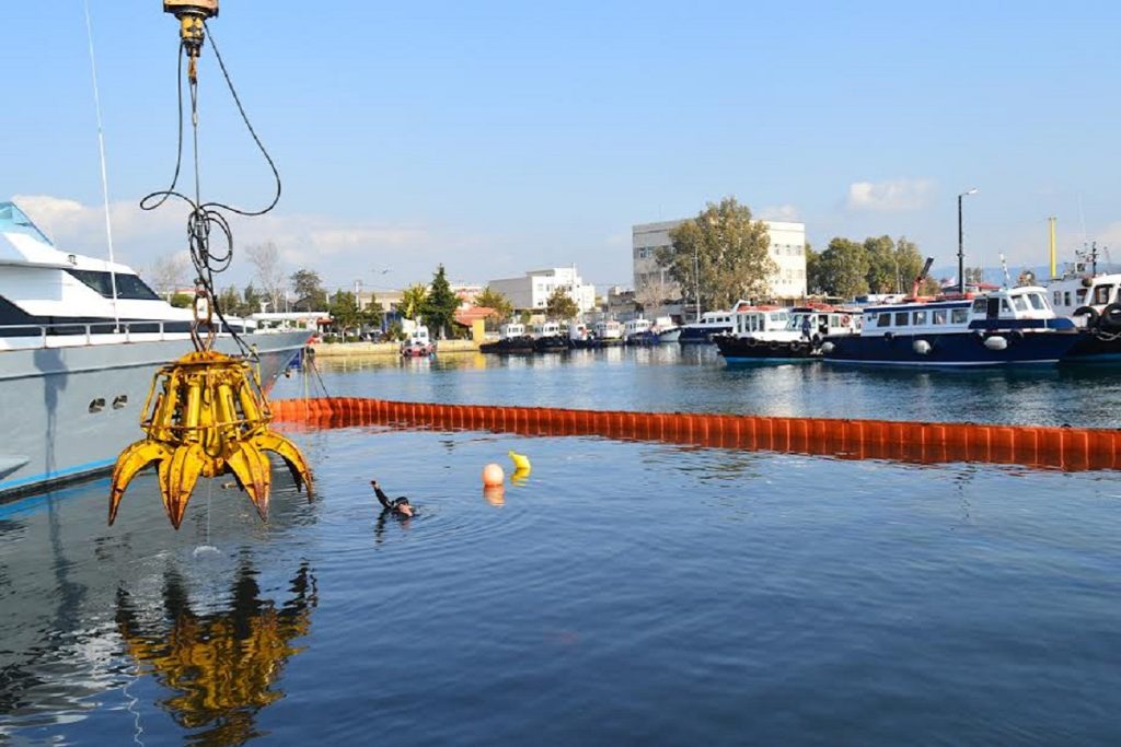 Απομακρύνθηκε το 11ο ναυάγιο από τον ιστορικό λιμένα του Φονιά στην Ελευσίνα