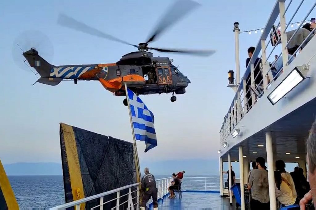 Ο... χαιρετισμός του ελικοπτέρου, στους επιβάτες του «Νήσος Σάμος»